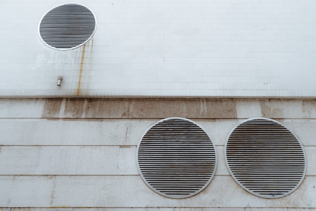 Wall with covered ventilation shafts